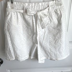 Classic white patterned shorts
